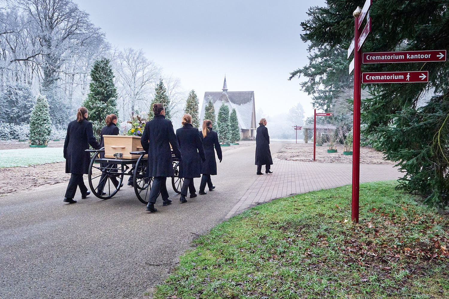 afscheidsfotografie-zwolle-uitvaart_ Rouwstoet na uitvaart in Zwolle bij crematorium Kranenburg, vastgelegd door afscheidsfotograaf Anke Fotograaf in Zwolle