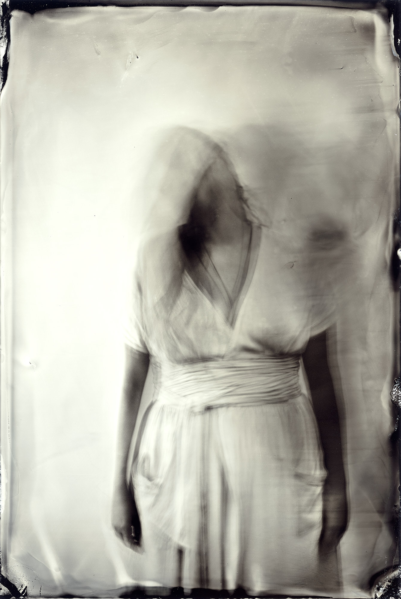 Wetplate portret van een zangeres in de studio, gemaakt voor haar albumrelease.